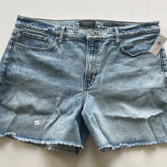 🎉 HOST PICK 🎉 Mid-Rise Denim Short - Picture 3 of 10